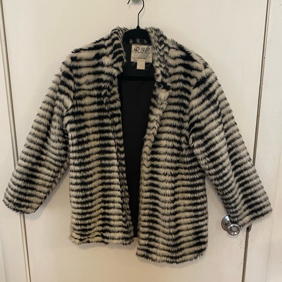 VINTAGE Black and Off-White Faux Fur Coat! - Picture 2 of 4